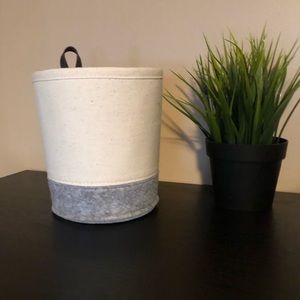 - thirty-one’s Two Toned Felt Hanging Bin - Like New -multi use decor-orga…